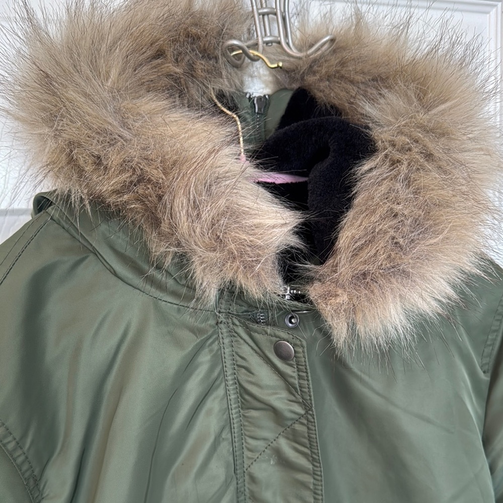 Stylish Olive Bomber Jacket with Faux Fur Trim - Picture 2 of 8